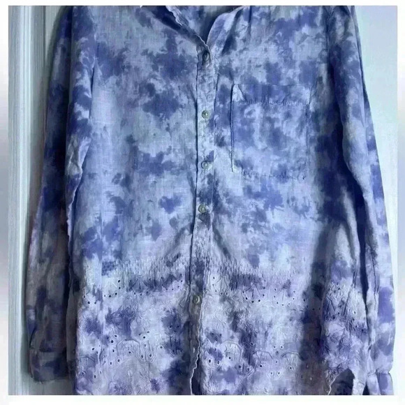 Pilcro Anthropologie the Cate Classic Button Down
Long Sleeve Size Small - Picture 9 of 12